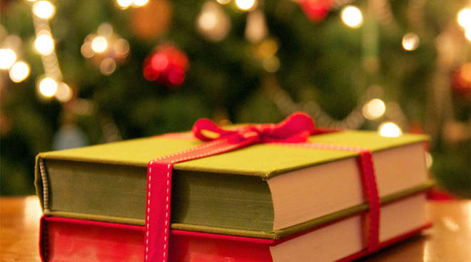 Un libro è sempre un bel pensiero da regalare a Natale per i propri cari e se sei arrivato all’ultimo minuto senza avere ancora il dono perfetto, ecco qui la top three dei libri da mettere sotto l’albero. Se invece hai già acquistato tutti i regali, questa lista ti sarà utile per trovare qualche titolo interessante da leggere durante le festività.